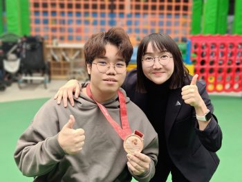 恭賀本校舊生鄭中同學在全國第12屆殘疾人運動會 TT5級男子雙打乒乓球項目中奪得了 銅牌