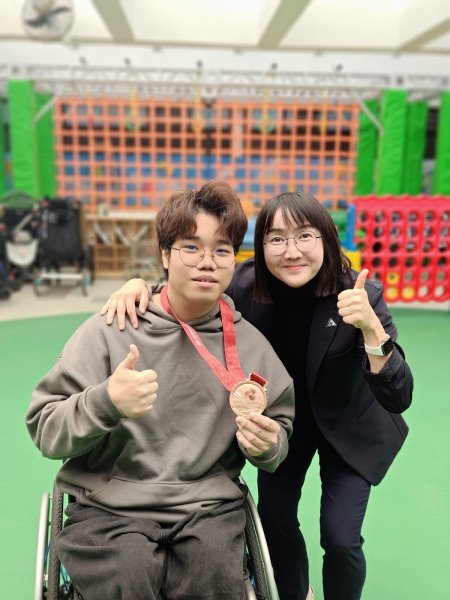 恭賀本校舊生鄭中同學在全國第12屆殘疾人運動會 TT5級男子雙打乒乓球項目中奪得了 銅牌