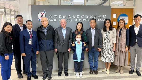 萬瑞庭慈善基金主席萬瑞庭先生(Mr. Peter Van Zuiden)到學校參觀