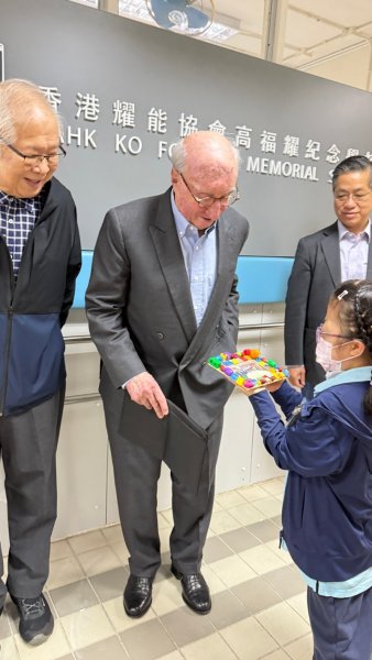 萬瑞庭慈善基金主席萬瑞庭先生(Mr. Peter Van Zuiden)到學校參觀