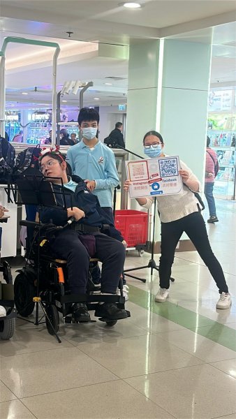 聖誕學生自組禾輋商場報佳音