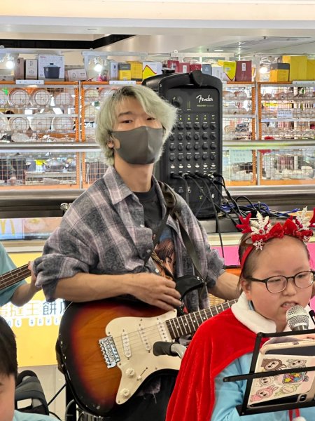 聖誕學生自組禾輋商場報佳音