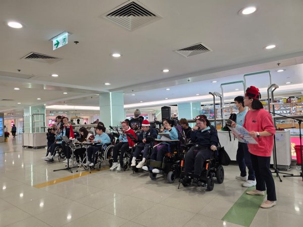 聖誕學生自組禾輋商場報佳音