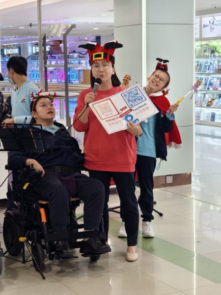 聖誕學生自組禾輋商場報佳音