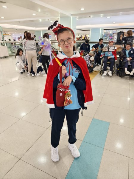 聖誕學生自組禾輋商場報佳音