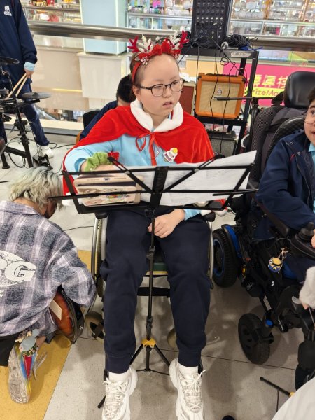 聖誕學生自組禾輋商場報佳音